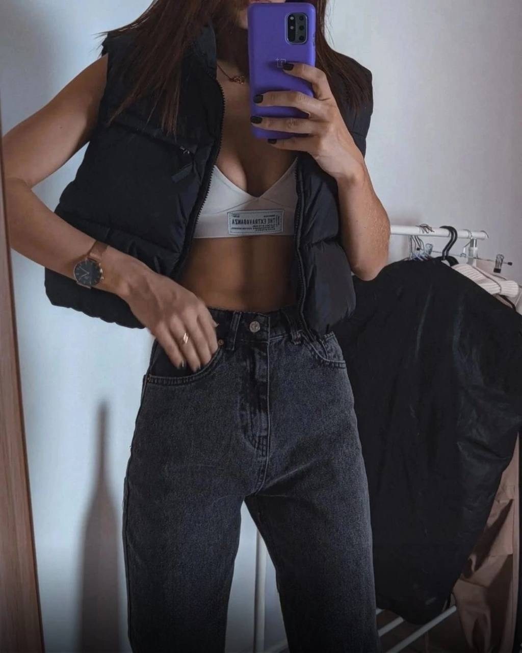 женские повседневные джинсы,женские джинсы,белые джинсы и черный топ,джинсы стильные,джинсы с разрезом