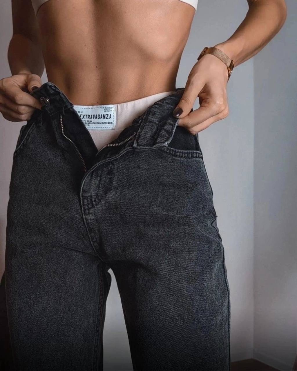 женские повседневные джинсы,женские джинсы,белые джинсы и черный топ,джинсы стильные,джинсы с разрезом