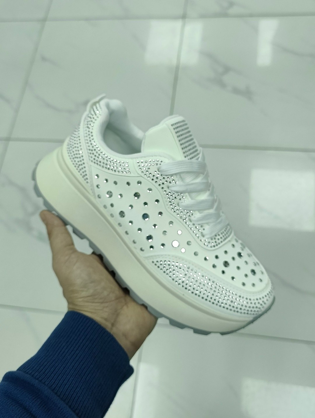 ,женские кроссовки,черные кроссовки,кроссовки для женщин,спортивная