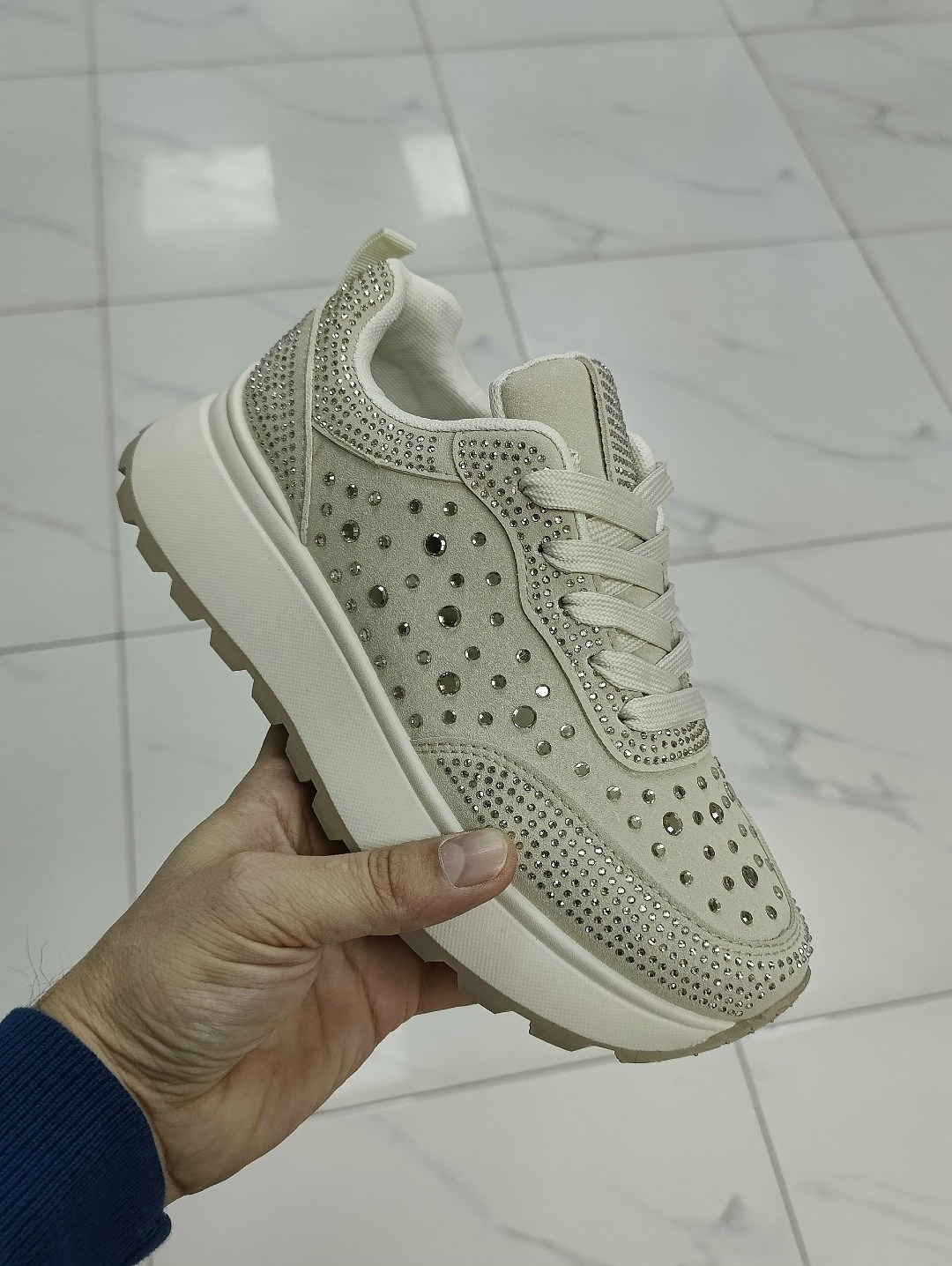 ,женские кроссовки,черные кроссовки,кроссовки для женщин,спортивная