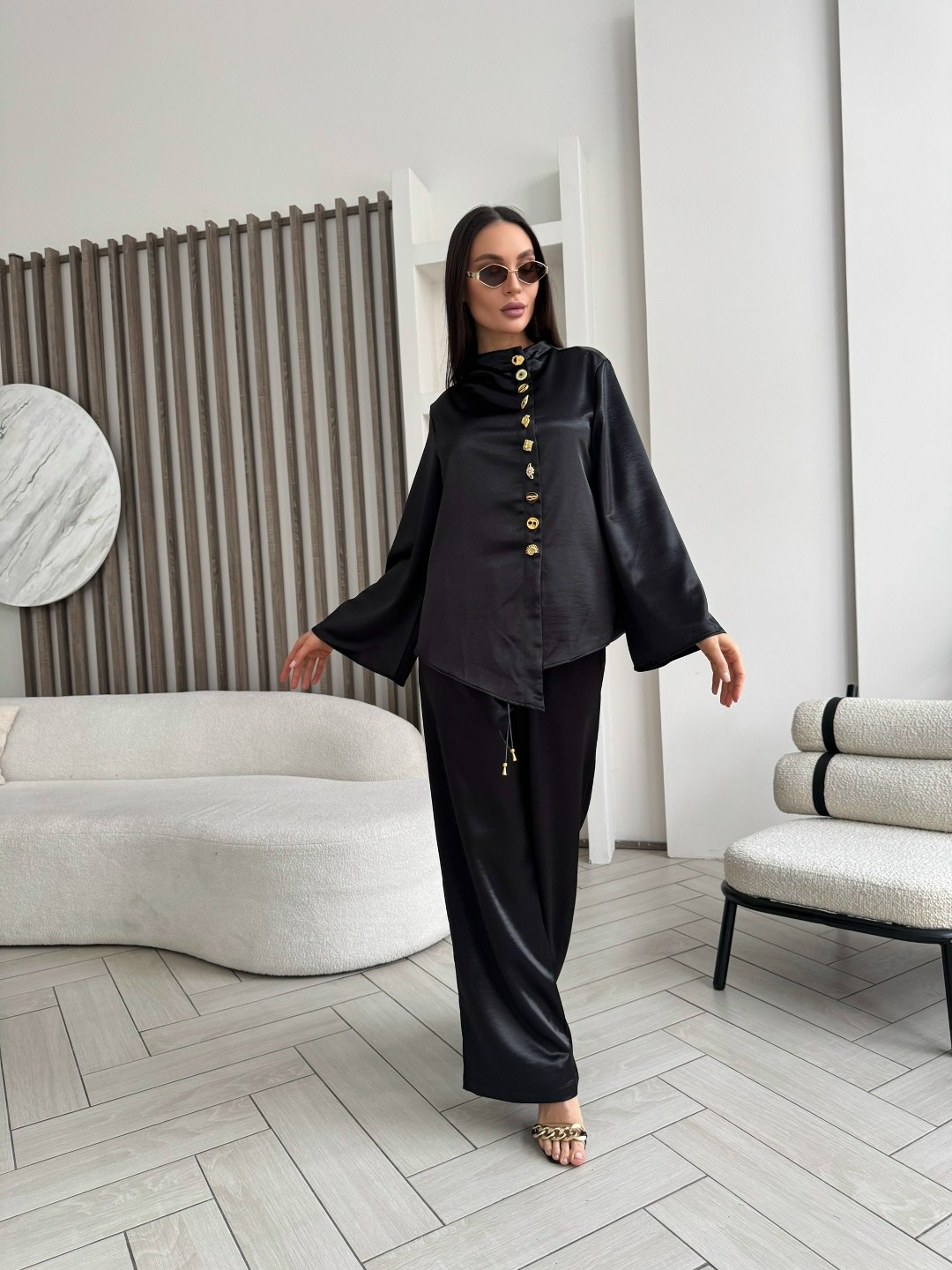 шелковый костюм брючный marsi marsianova,костюм брючный атласный оверсайз с рубашкой двойка marusia siberia,атласный брючный костюм,атласный костюм женский в пижамном стиле,атласный костюм