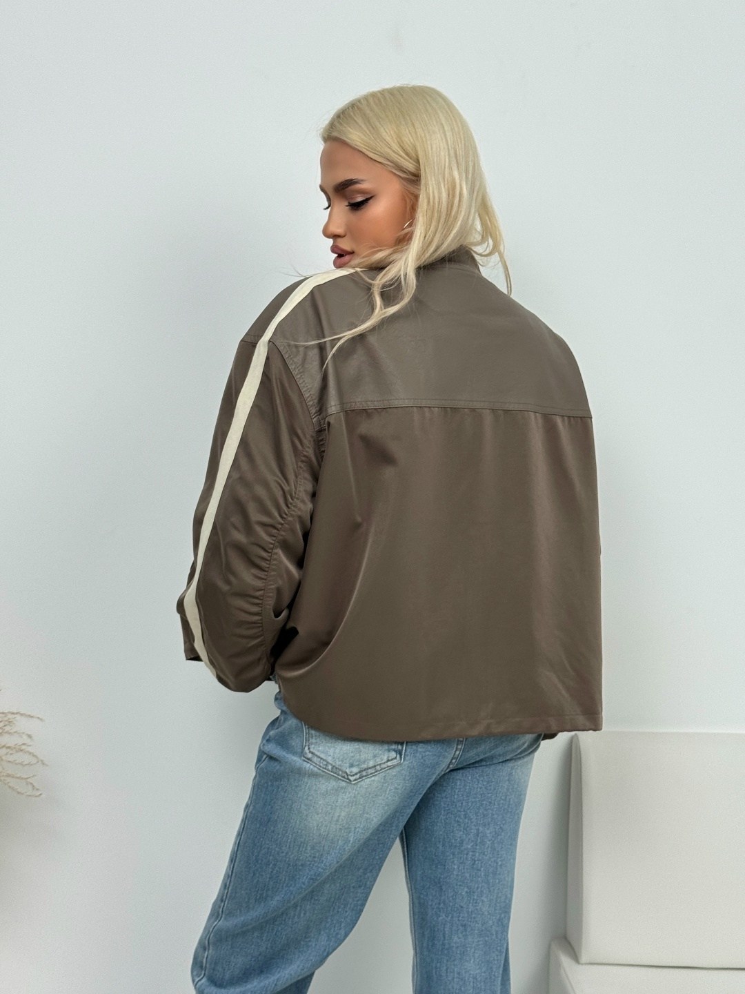 коричневая кожаная куртка-бомбер оверсайз bolongaro trevor,коричневая куртка-бомбер оверсайз из искусственной кожи topshop,куртка-бомбер свободного кроя topshop из искусственной кожи коричневого цвета