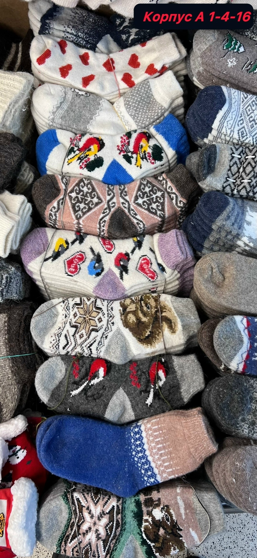 комплект варежки и носки шерстяные,женские носки шерстяные,носки со снегирями,комплект носки и варежки,шерстяные носки теплые