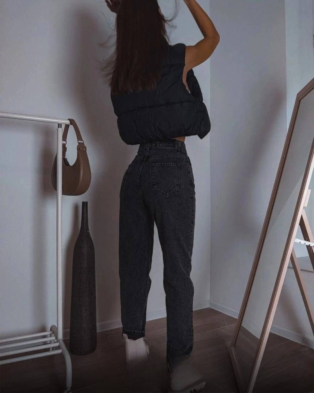 женские повседневные джинсы,женские джинсы,белые джинсы и черный топ,джинсы стильные,джинсы с разрезом