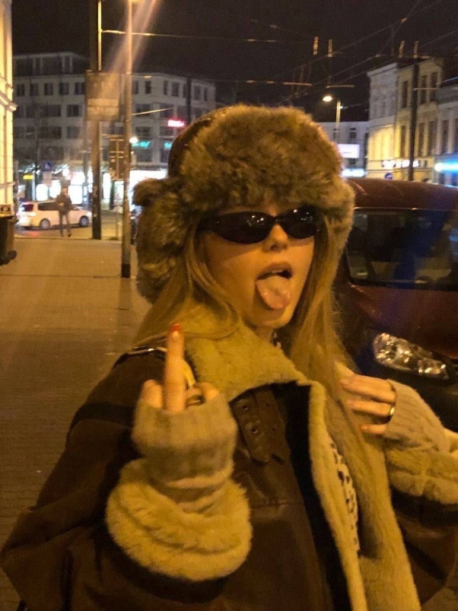 девушка,зимний стиль,курящая девушка,шапка зимняя женская,шапка меховая