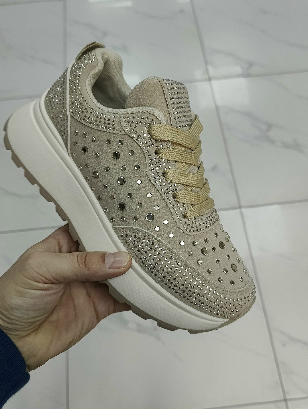 ,женские кроссовки,черные кроссовки,кроссовки для женщин,спортивная