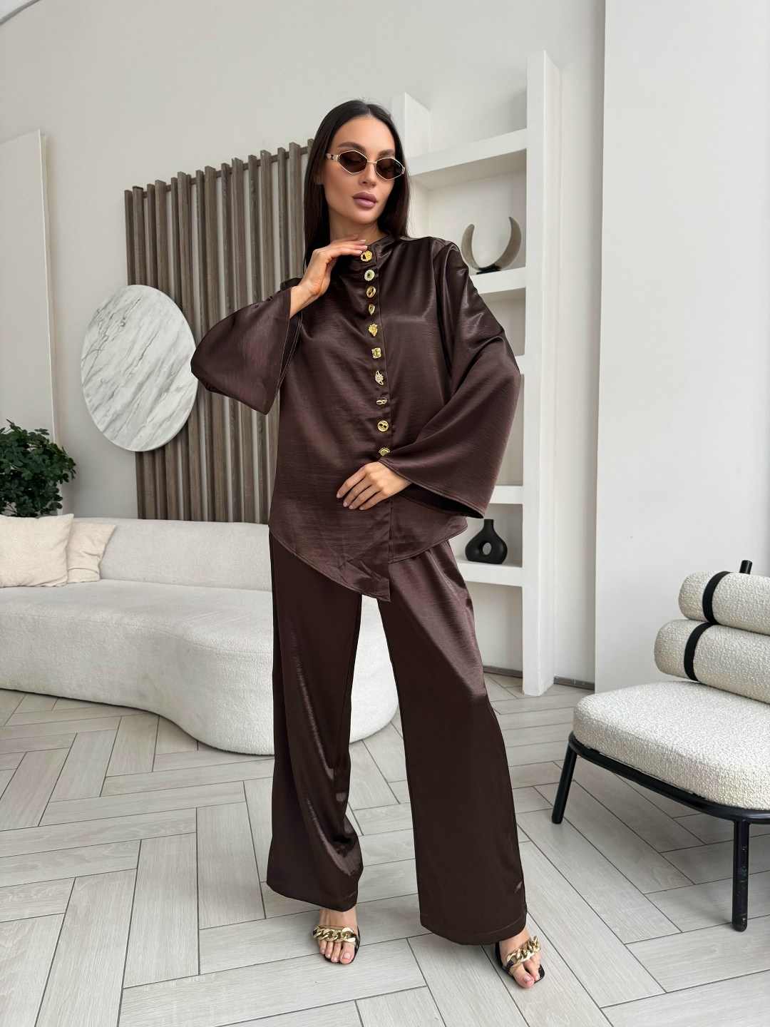 шелковый костюм брючный marsi marsianova,костюм брючный атласный оверсайз с рубашкой двойка marusia siberia,атласный брючный костюм,атласный костюм женский в пижамном стиле,атласный костюм