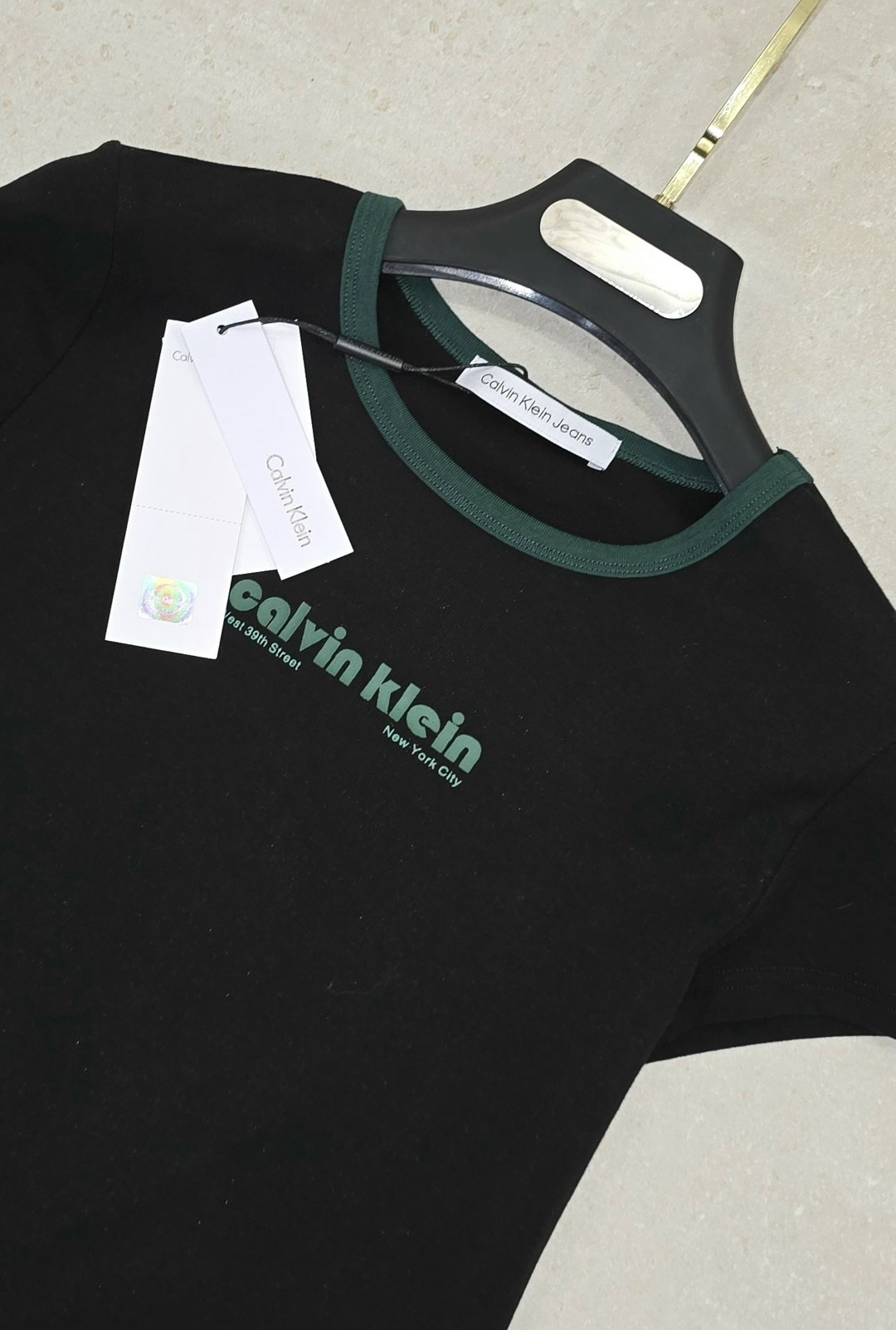 черные женские футболки calvin klein jeans,женская футболка,женские футболки calvin klein,черные женские футболки,футболка