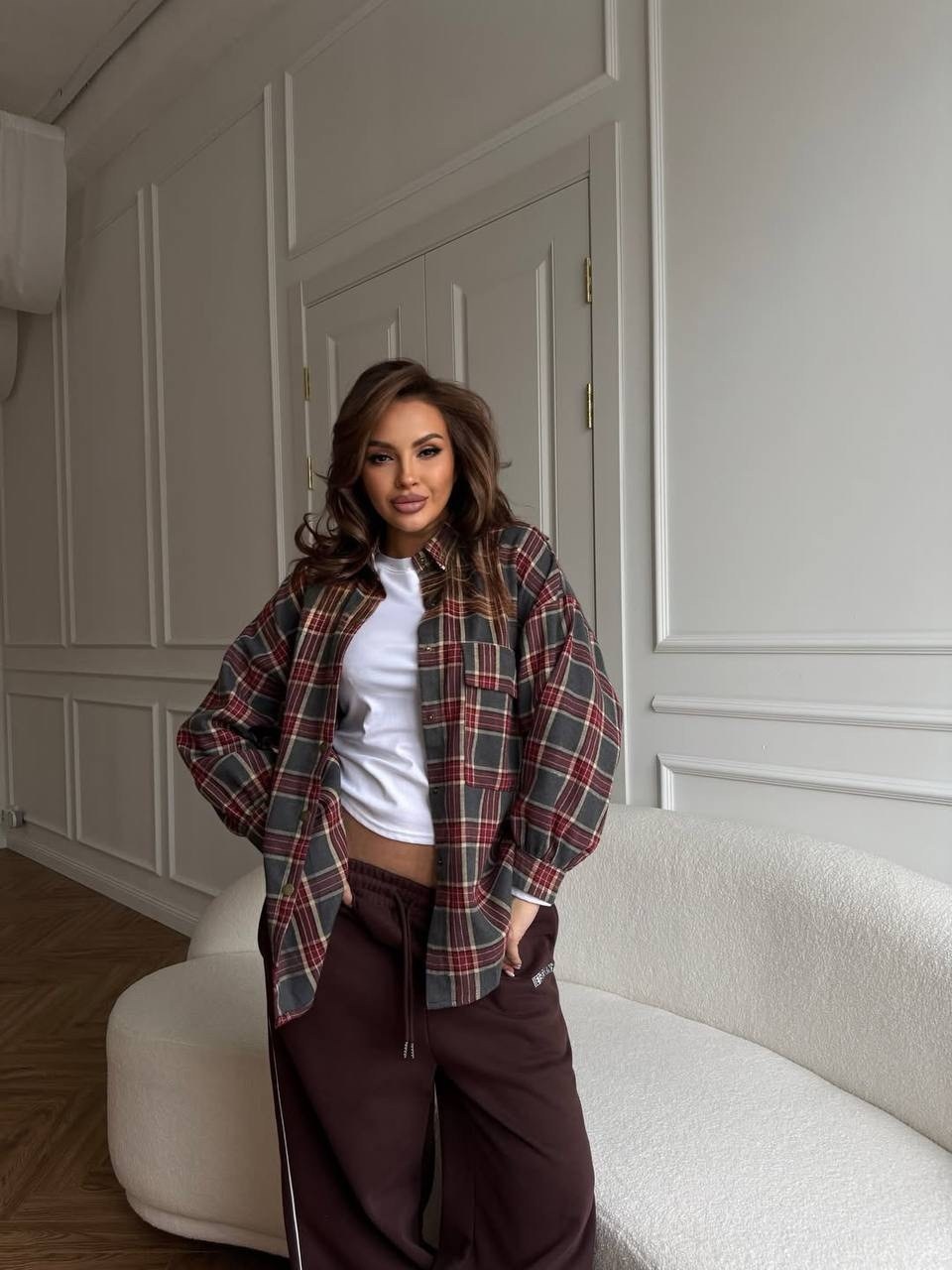 рубашка женская в клетку,рубашка клетчатая оверсайз,женская оверсайз рубашка в клетку,модные образы,рубашка в клетку оверсайз