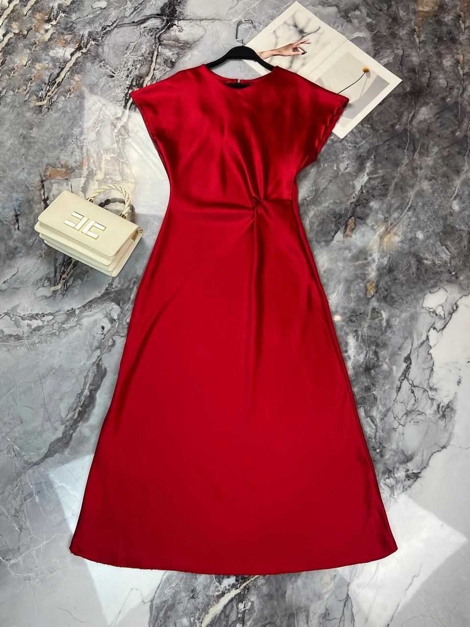 атласное платье,длинное платье,платье,вечернее платье,красное длинное платье