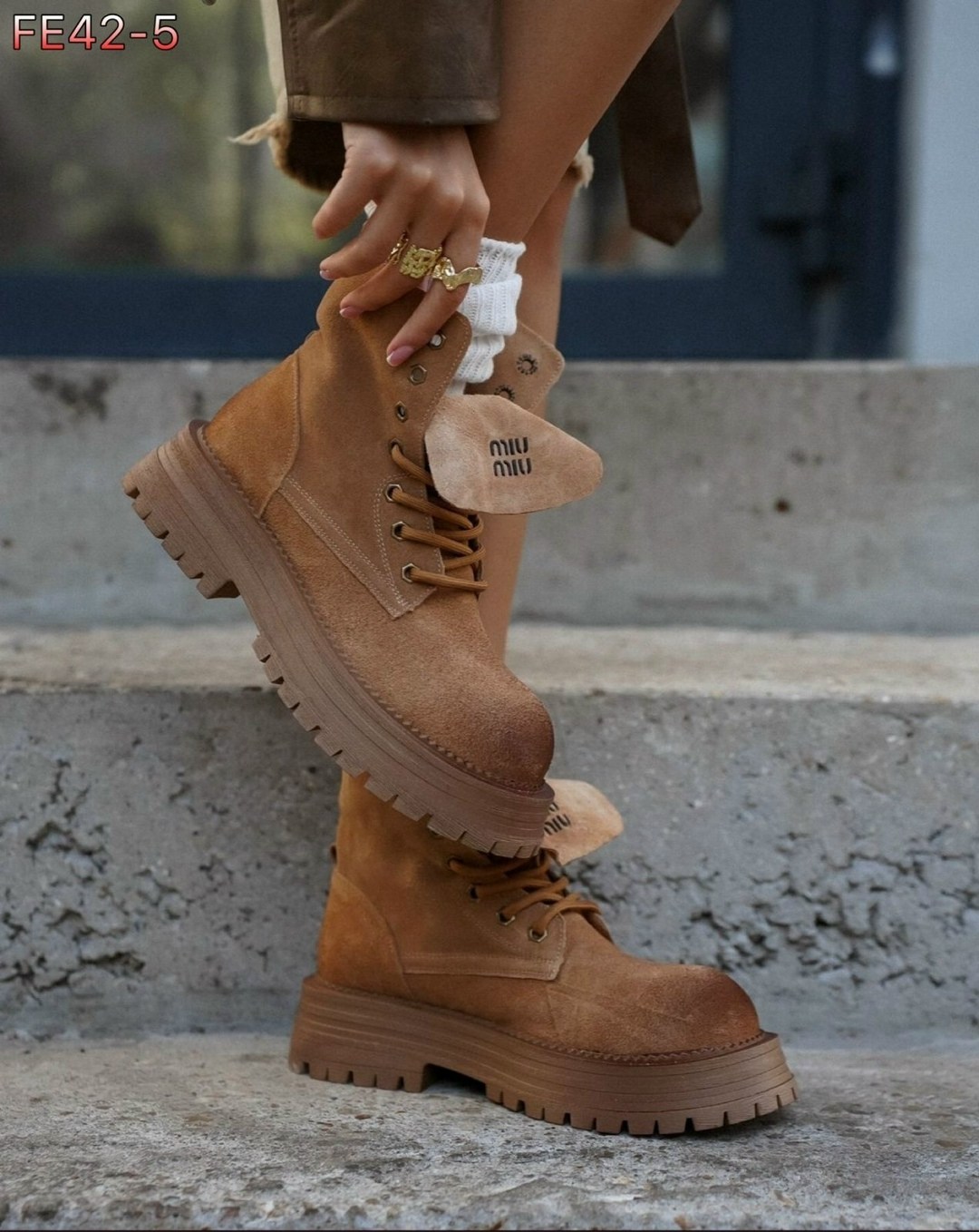 ботинки miu miu с отворотами,ботинки miu miu,ботинки замшевые miu miu,ботинки женские тимберленды,стильные бежевые ботинки