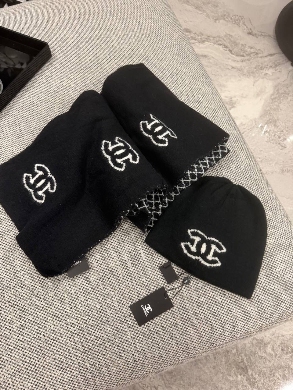 шапка chanel,шарф chanel,зимний комплект из шапки и шарфа chanel,набор шарфов, шапок и перчаток chanel,шарф chanel шапка перчатки