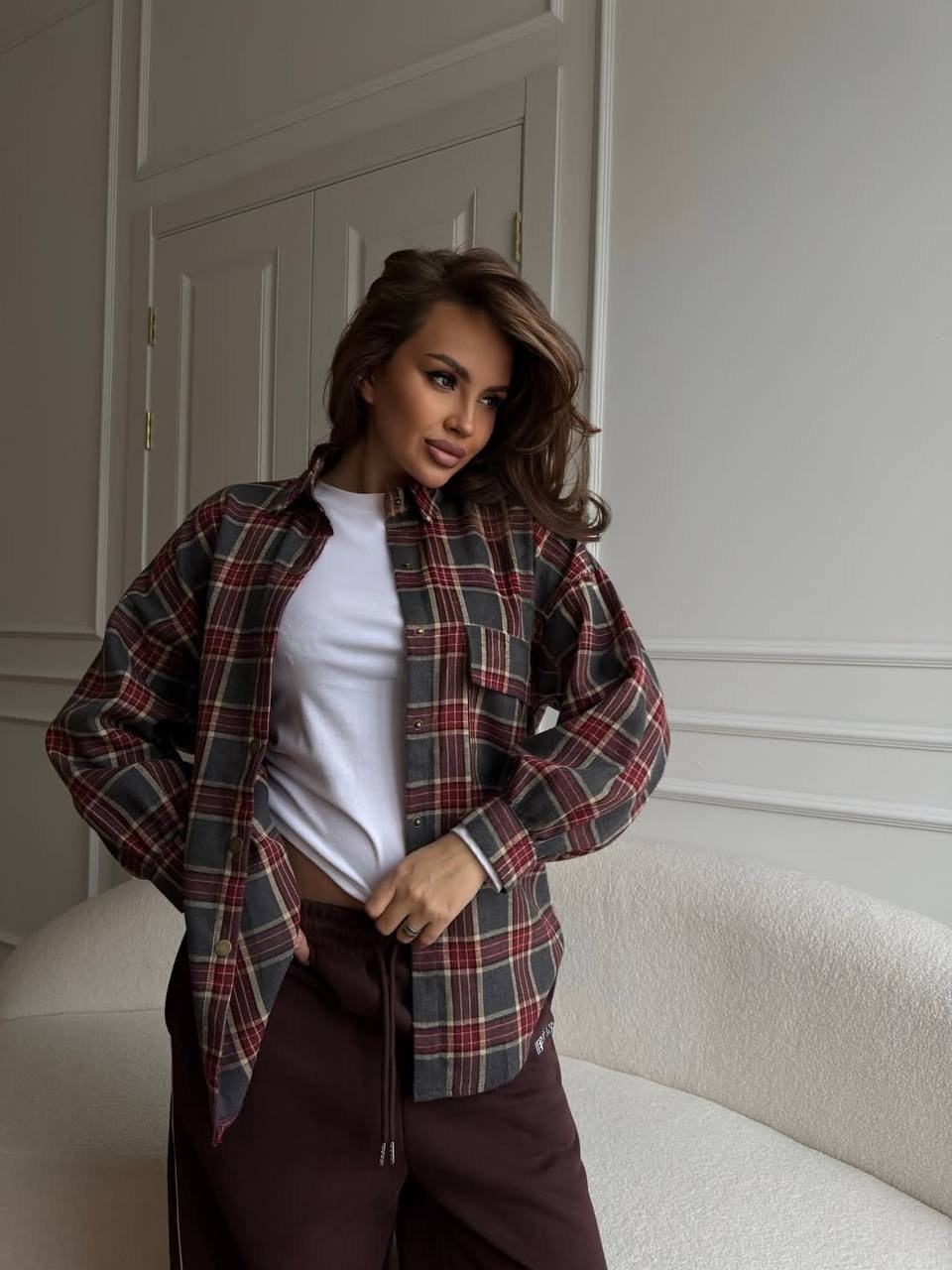 рубашка женская в клетку,рубашка клетчатая оверсайз,женская оверсайз рубашка в клетку,модные образы,рубашка в клетку оверсайз