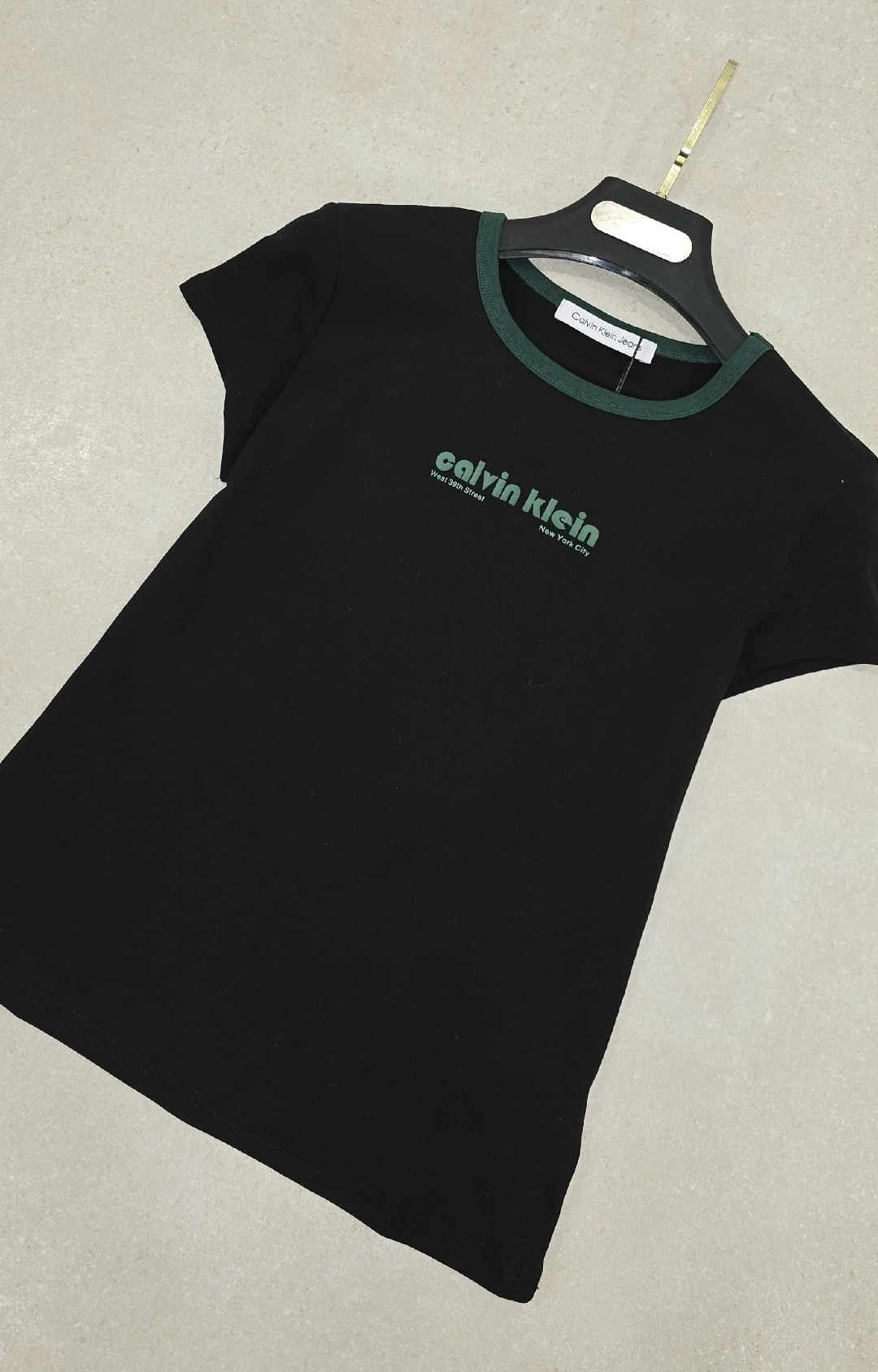 черные женские футболки calvin klein jeans,женская футболка,женские футболки calvin klein,черные женские футболки,футболка