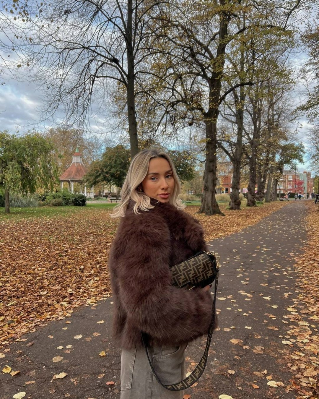 сумка fendi baguette large,сумка fendi baguette,сумка fendi,fendi baguette,сумка женская fendi