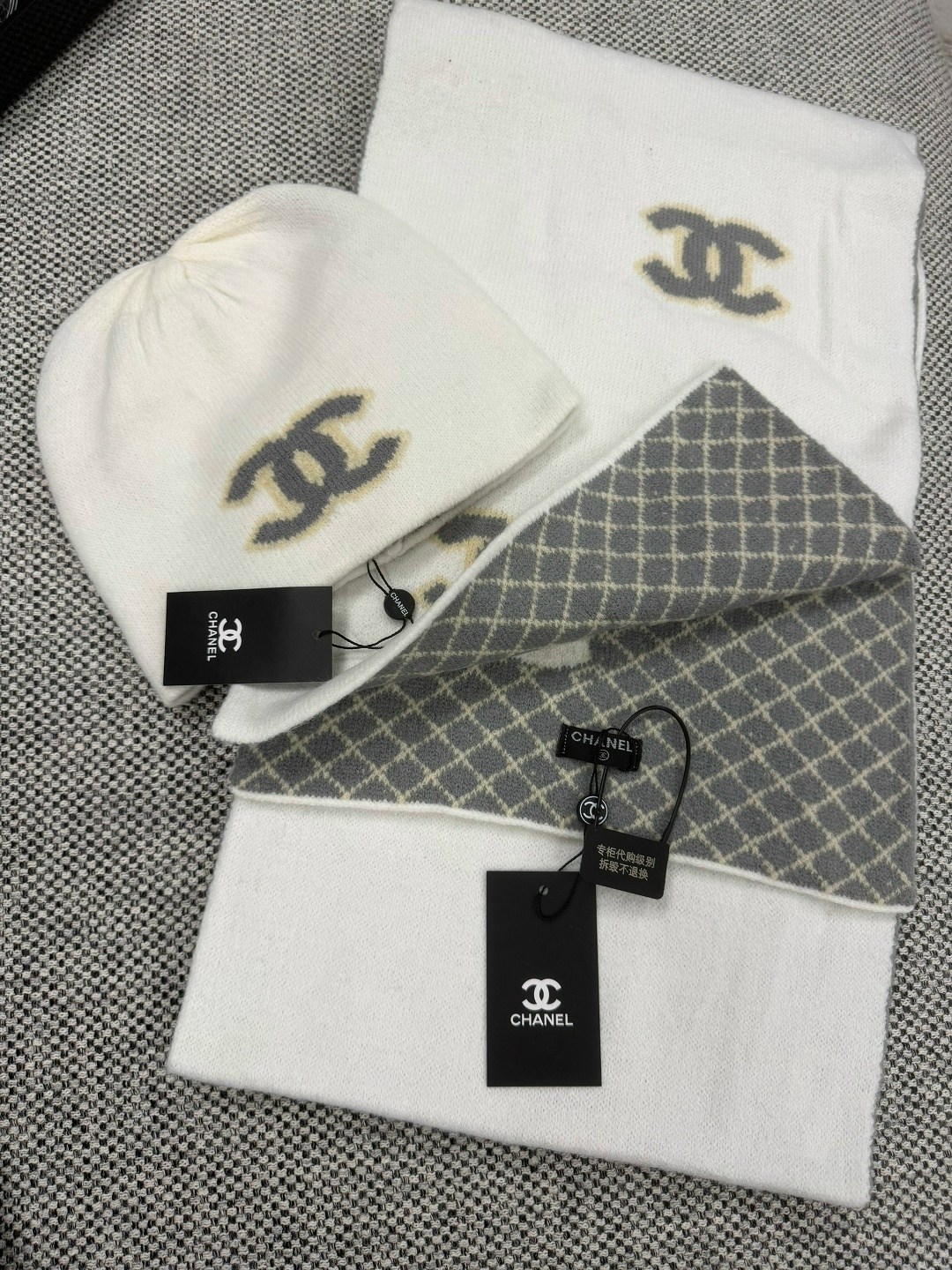 шапка chanel,шарф chanel,зимний комплект из шапки и шарфа chanel,набор шарфов, шапок и перчаток chanel,шарф chanel шапка перчатки