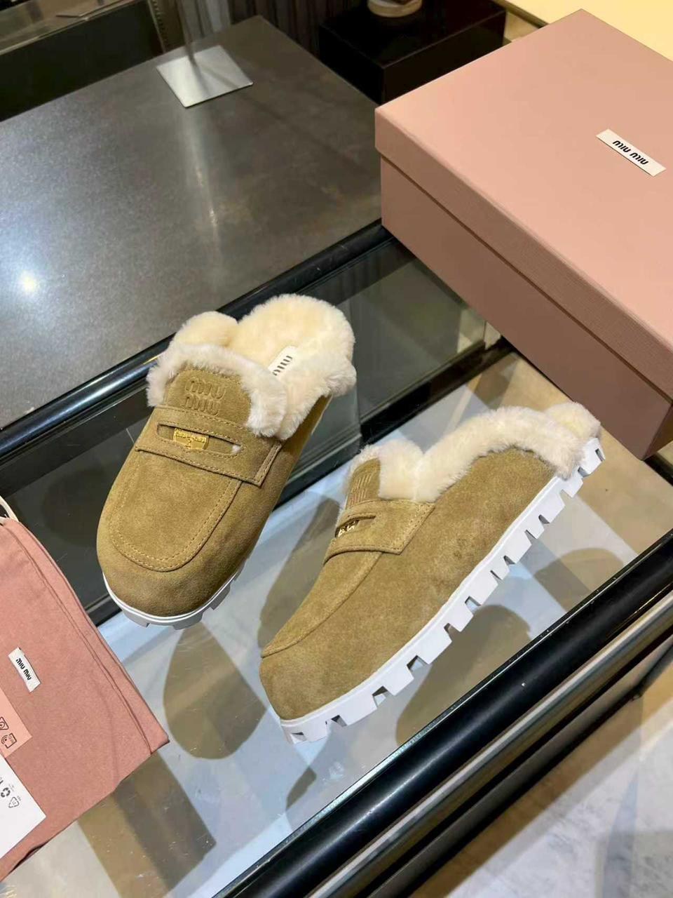 ,мюли женские с мехом,меховые мюли женские,замшевые бежевые мюли с мехом miu miu,меховые мюли