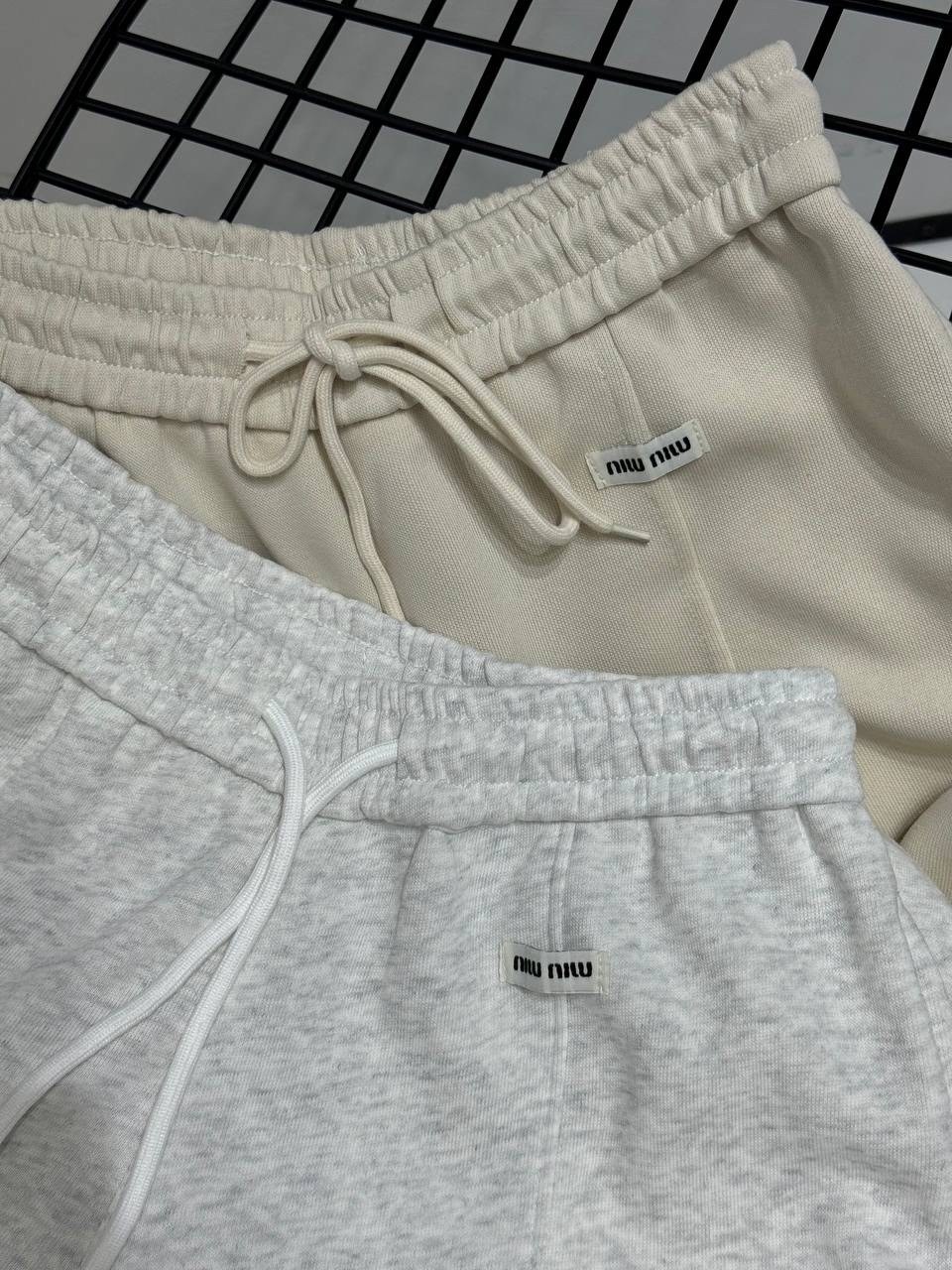 девушка,стильные наряды,casual outfit,женские спортивные штаны,серые спортивные штаны