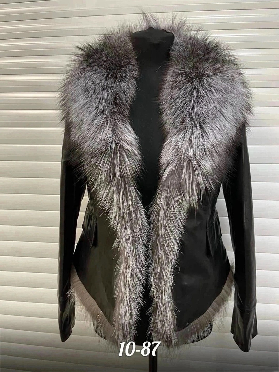 куртка с чернобуркой,куртки из экокожи женские с мехом чернобурки,кожаная куртка с мехом,натуральная кожаная куртка с мехом чернобурки,кожаная куртка с чернобуркой женская