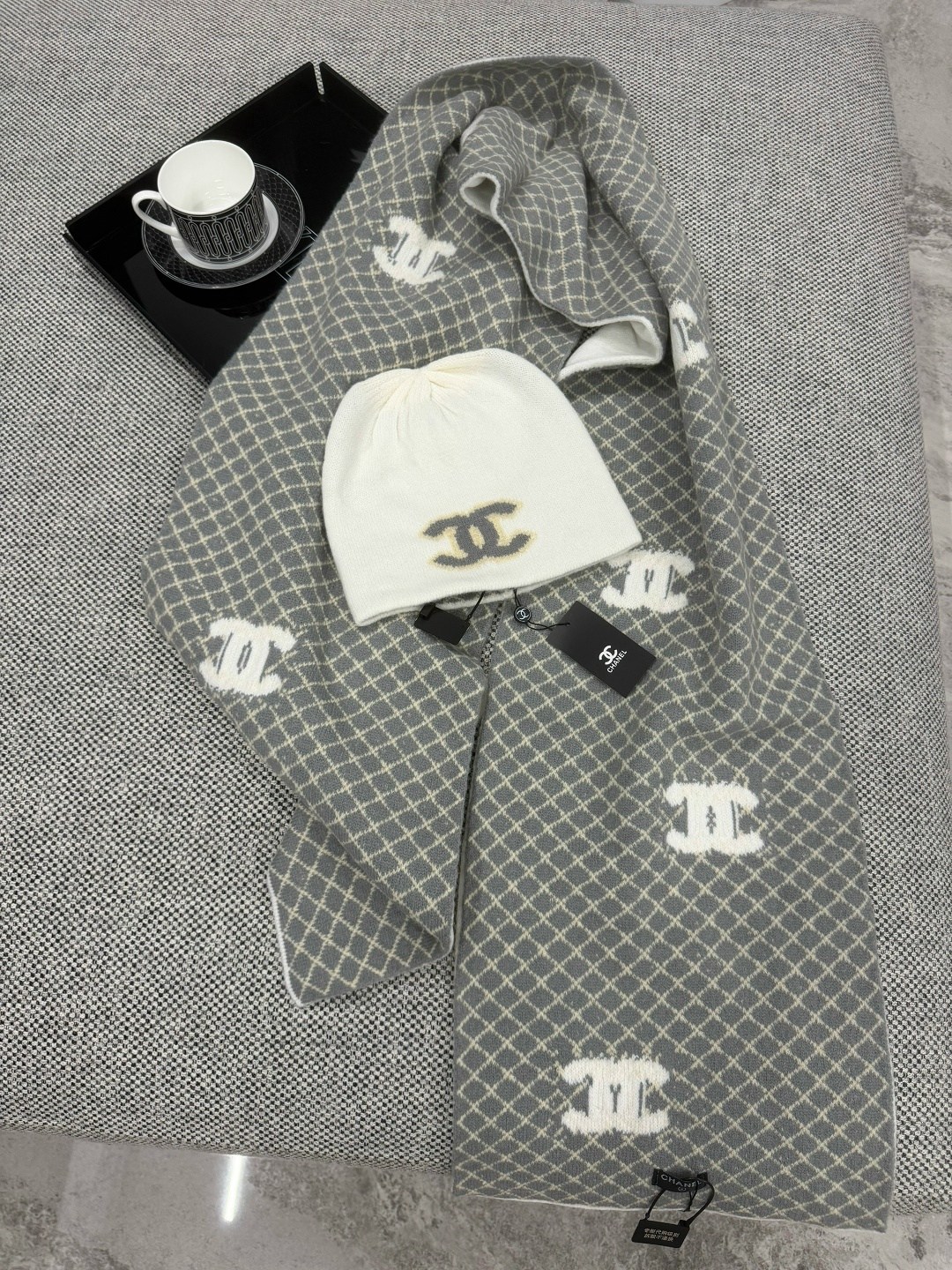 шапка chanel,шарф chanel,зимний комплект из шапки и шарфа chanel,набор шарфов, шапок и перчаток chanel,шарф chanel шапка перчатки