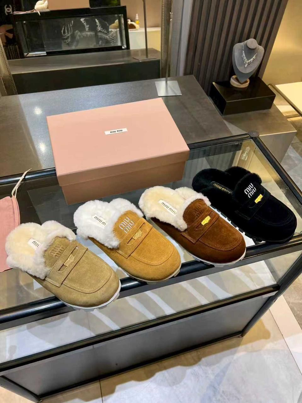 ,мюли женские с мехом,меховые мюли женские,замшевые бежевые мюли с мехом miu miu,меховые мюли