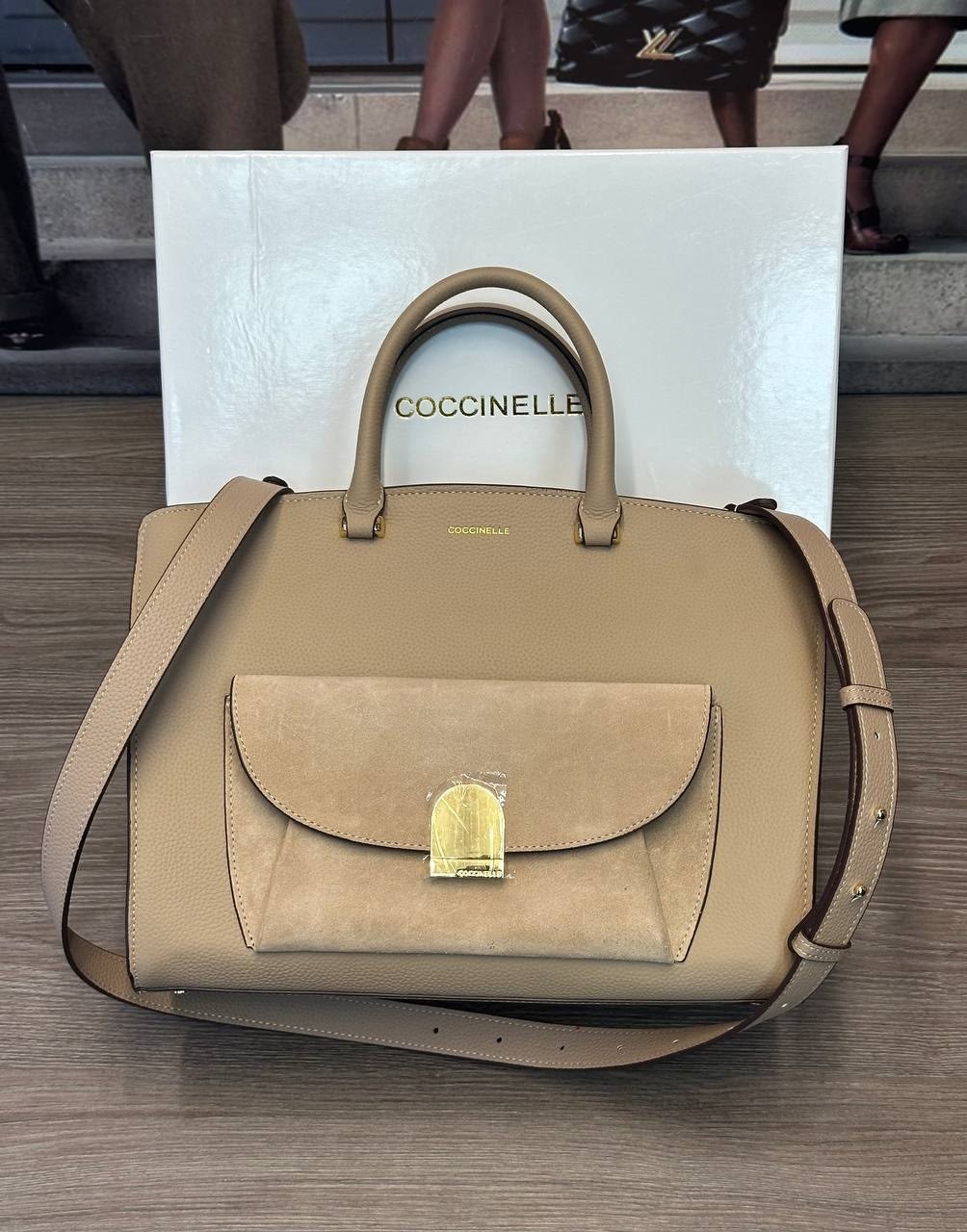 сумка coccinelle,сумка,женская сумка,coccinelle blossom hammered leather handbag black,coccinelle firenze mini сумка