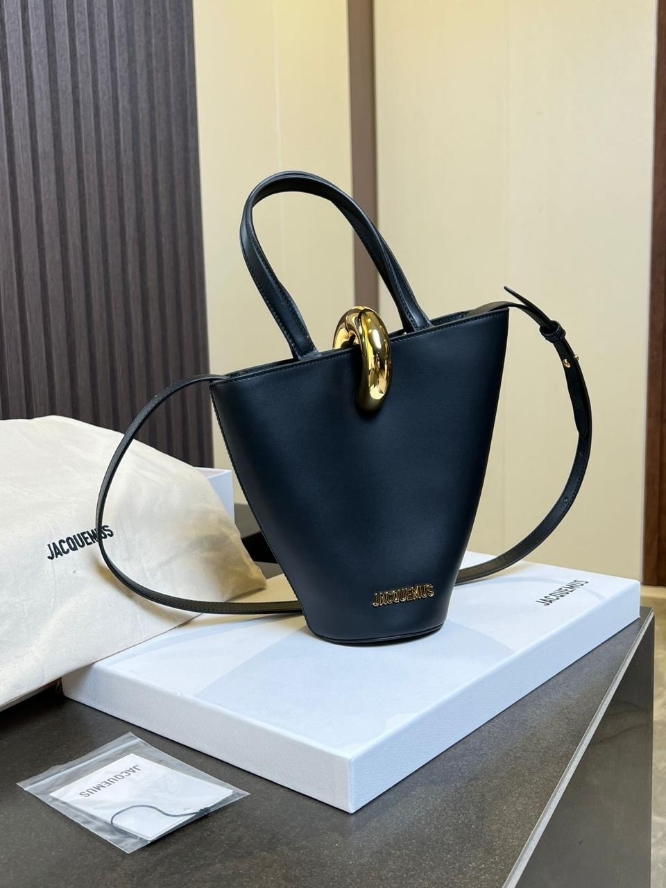 сумка-ведро из кожи le petit bambola jacquemus черный,кожаная сумка-тоут jacquemus le petit bambola черный,сумки jacquemus,сумка ведро,сумка le chiquito moyen jacquemus