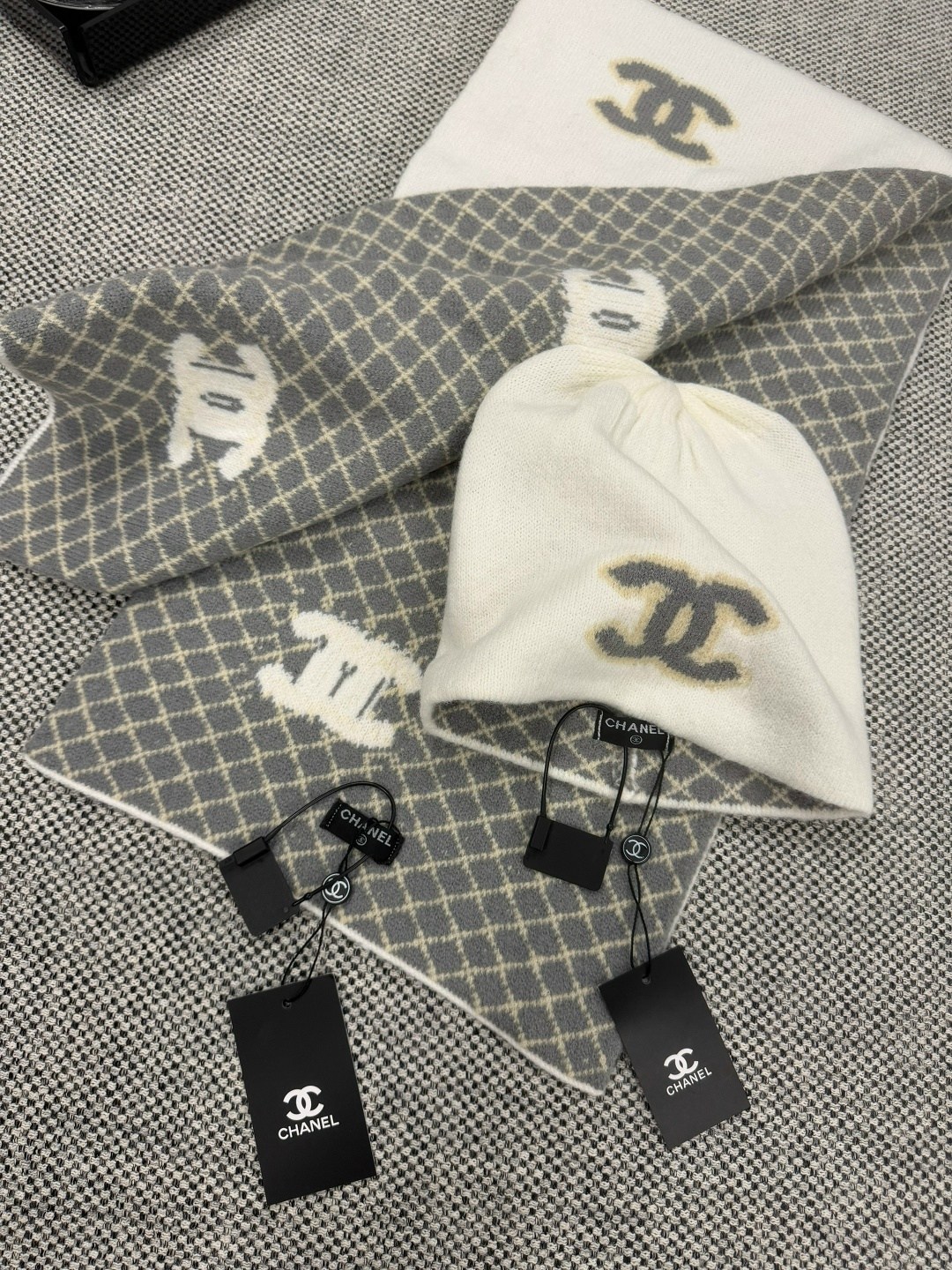 шапка chanel,шарф chanel,зимний комплект из шапки и шарфа chanel,набор шарфов, шапок и перчаток chanel,шарф chanel шапка перчатки