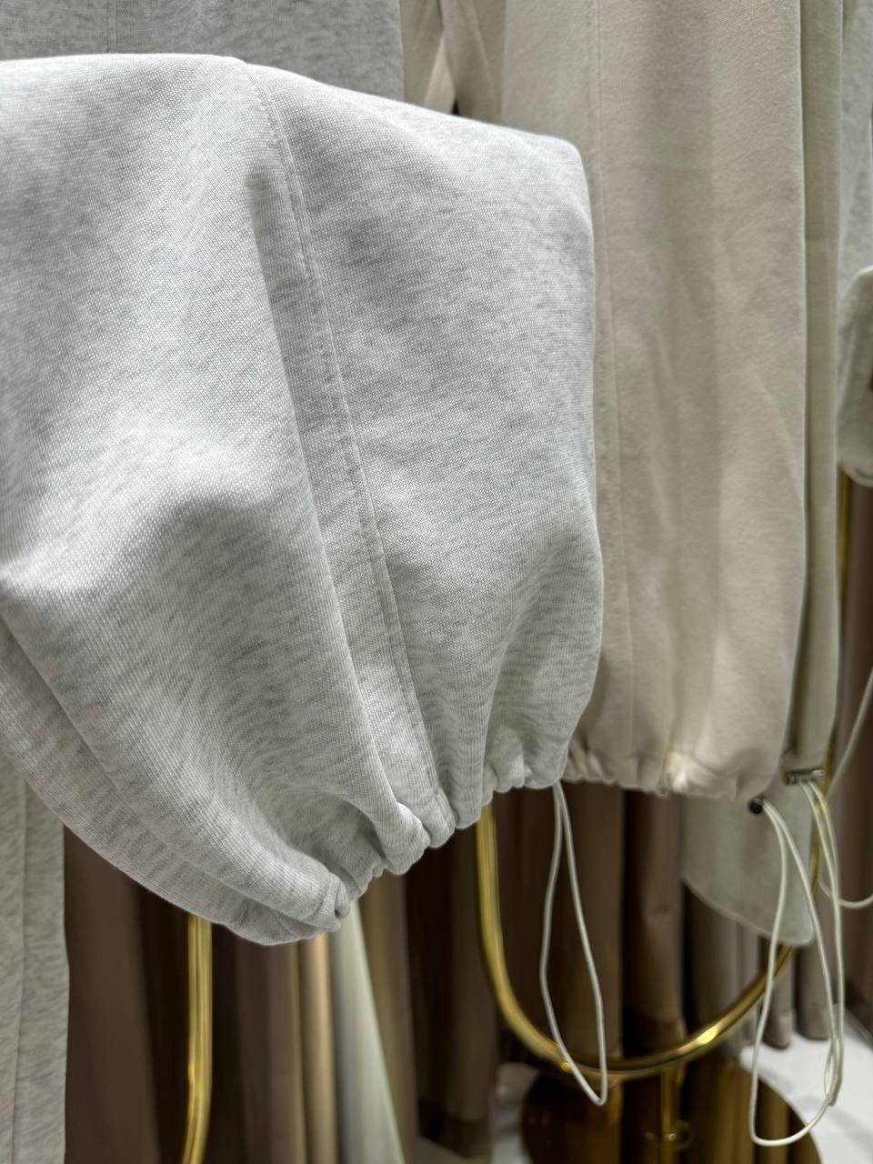 девушка,стильные наряды,casual outfit,женские спортивные штаны,серые спортивные штаны