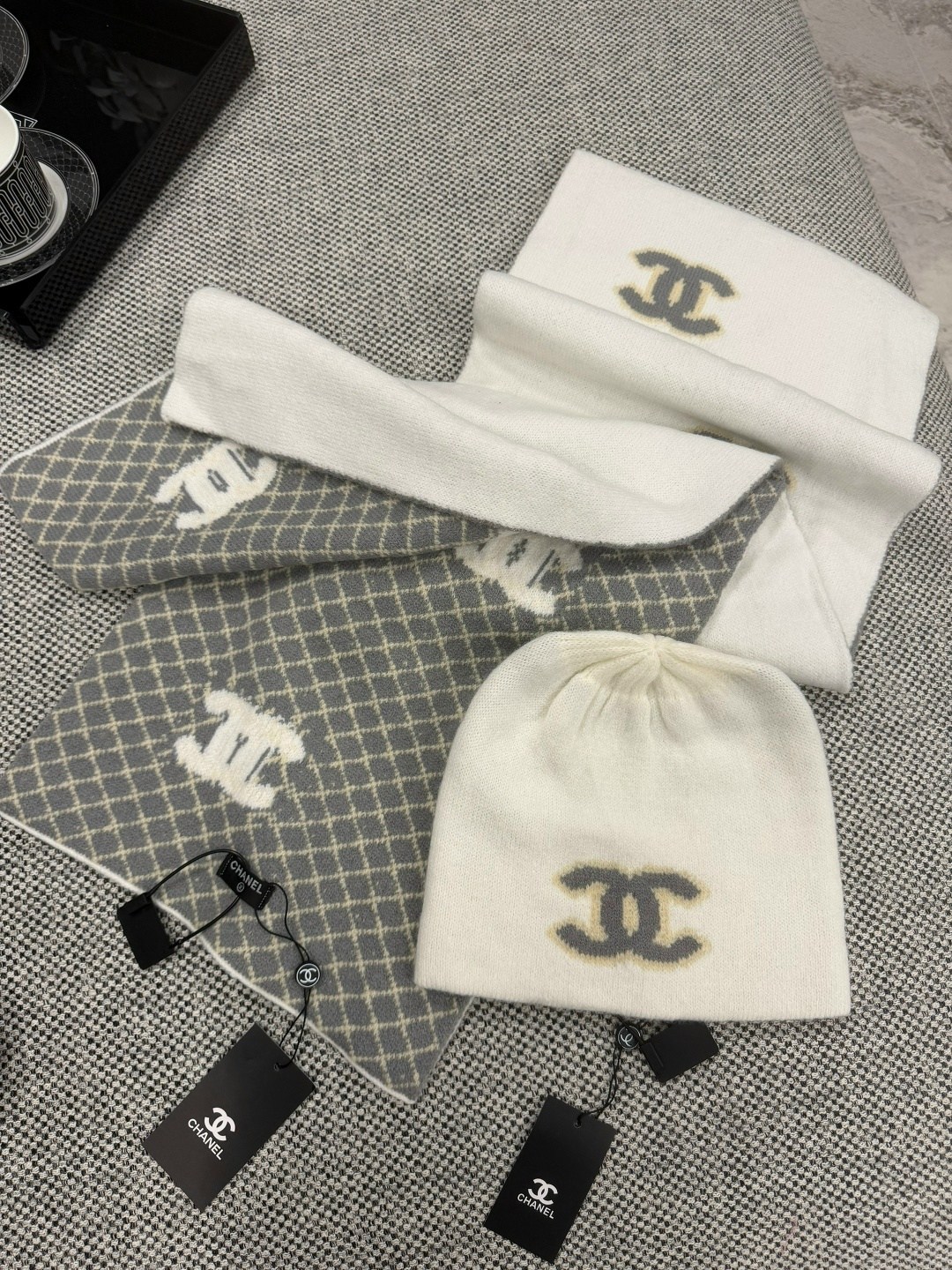 шапка chanel,шарф chanel,зимний комплект из шапки и шарфа chanel,набор шарфов, шапок и перчаток chanel,шарф chanel шапка перчатки