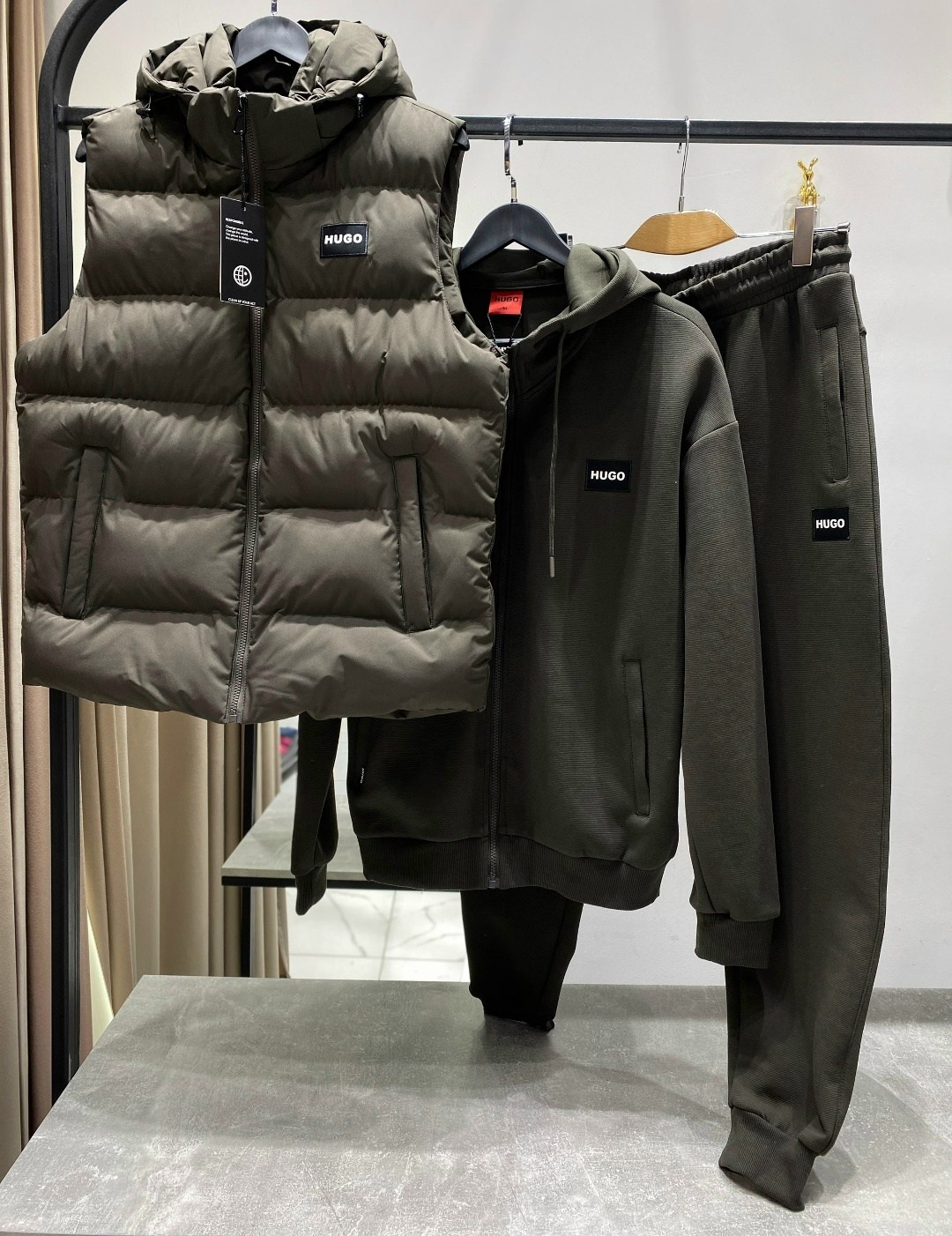 мужской спортивный костюм тройка hugo boss,зимний спортивный мужской костюм hugo boss тройка,спортивные мужские костюмы,зимний спортивный мужской костюм hugo boss 3,hugo boss мужская куртка