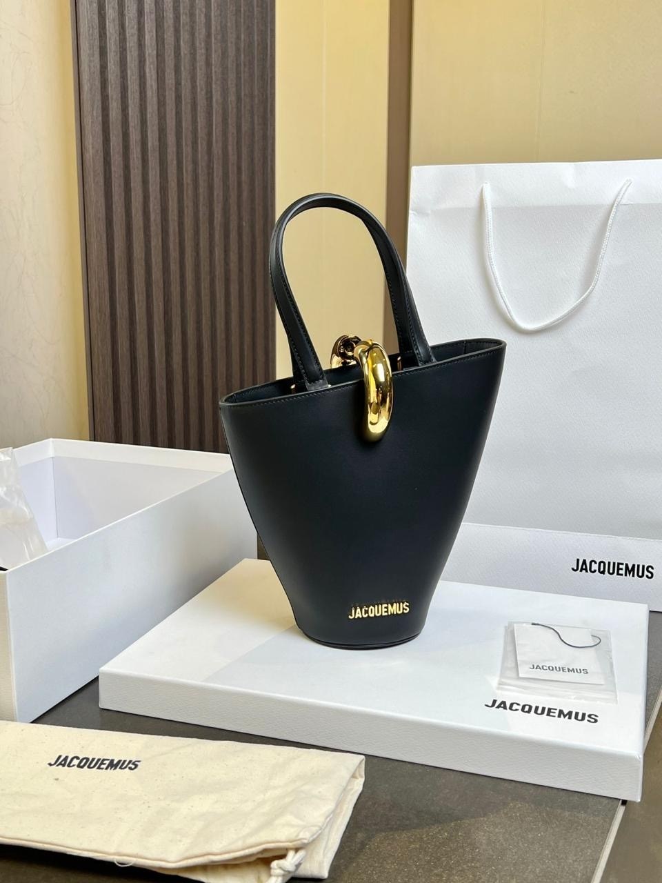 сумка-ведро из кожи le petit bambola jacquemus черный,кожаная сумка-тоут jacquemus le petit bambola черный,сумки jacquemus,сумка ведро,сумка le chiquito moyen jacquemus