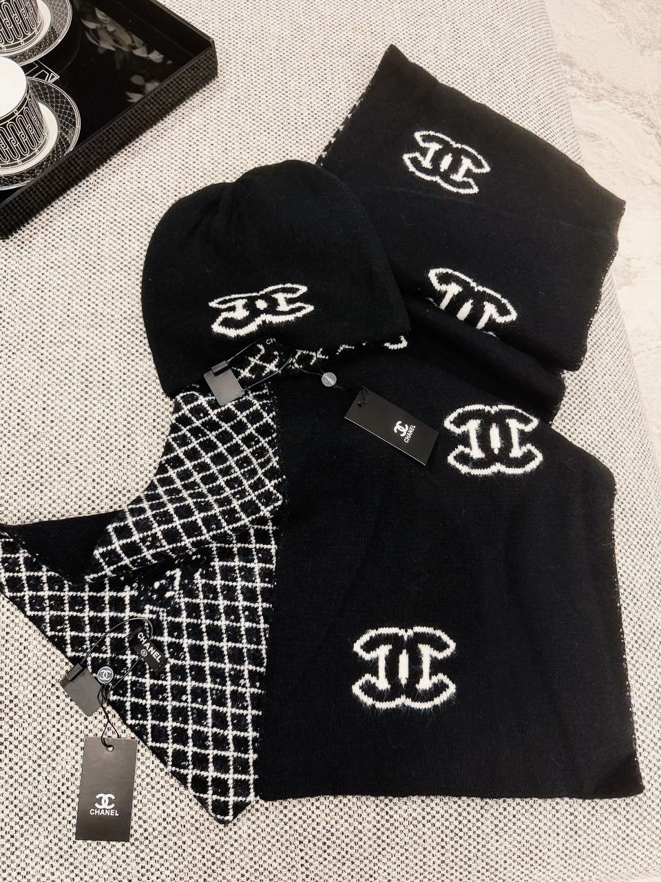 шапка chanel,шарф chanel,зимний комплект из шапки и шарфа chanel,набор шарфов, шапок и перчаток chanel,шарф chanel шапка перчатки