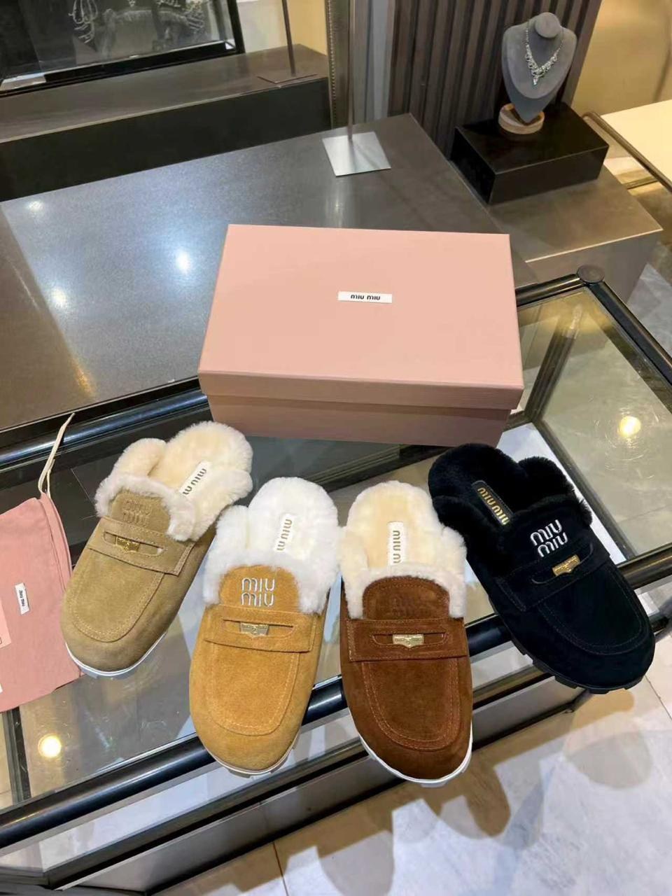 ,мюли женские с мехом,меховые мюли женские,замшевые бежевые мюли с мехом miu miu,меховые мюли