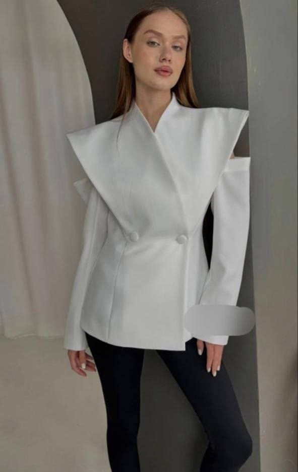 жакет с архитектурными плечами,жакет,белые костюмы,дизайнерская одежда
