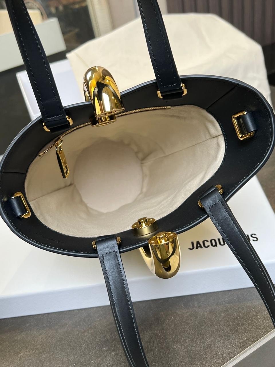 сумка-ведро из кожи le petit bambola jacquemus черный,кожаная сумка-тоут jacquemus le petit bambola черный,сумки jacquemus,сумка ведро,сумка le chiquito moyen jacquemus