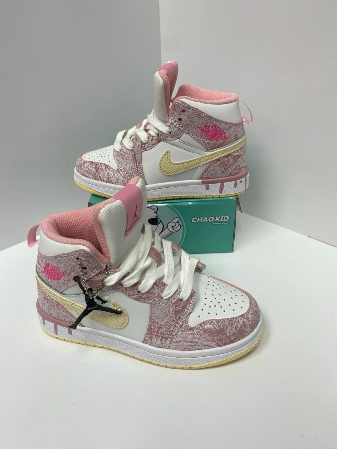 белые кроссовки air jordan 1 mid,кроссовки,детские кроссовки,детские кроссовки nike air jordan,nike air jordan 1 mid