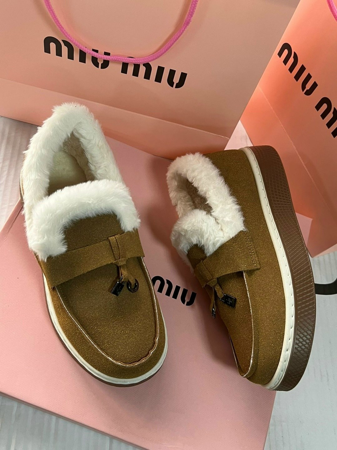 ,лоферы зимние женские,лоферы женские с мехом,туфли-лоферы женские prada a131233 замшевые зимние с мехом коричневые,лоферы prada