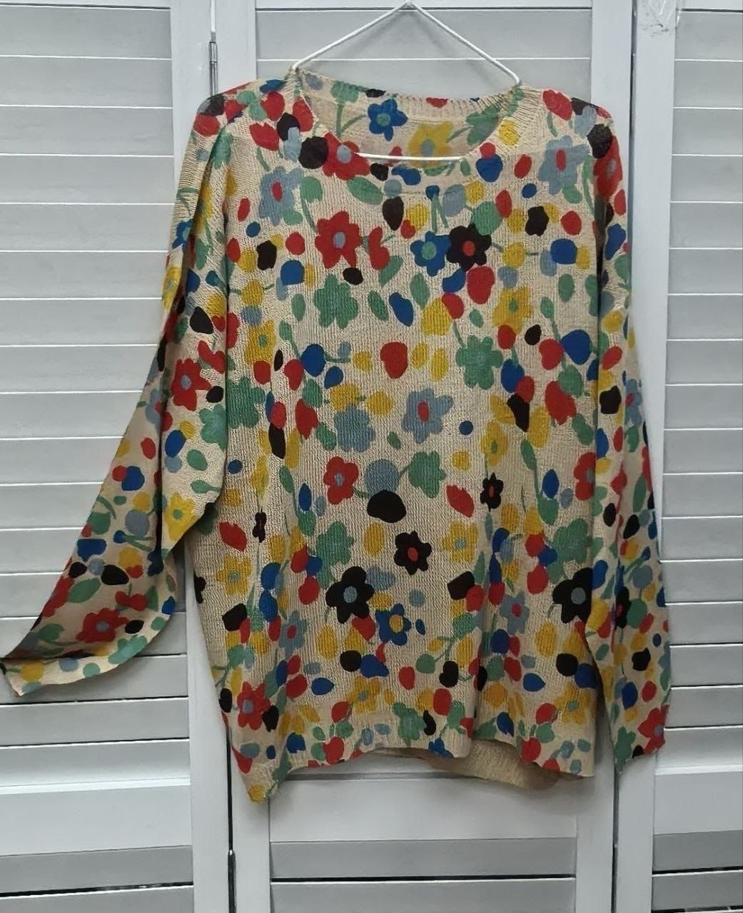 женский свитер с цветочным принтом,женский вязаный свитер с цветочным принтом,свитер с принтом,свитер с принтом вязаный,свитер с узорами