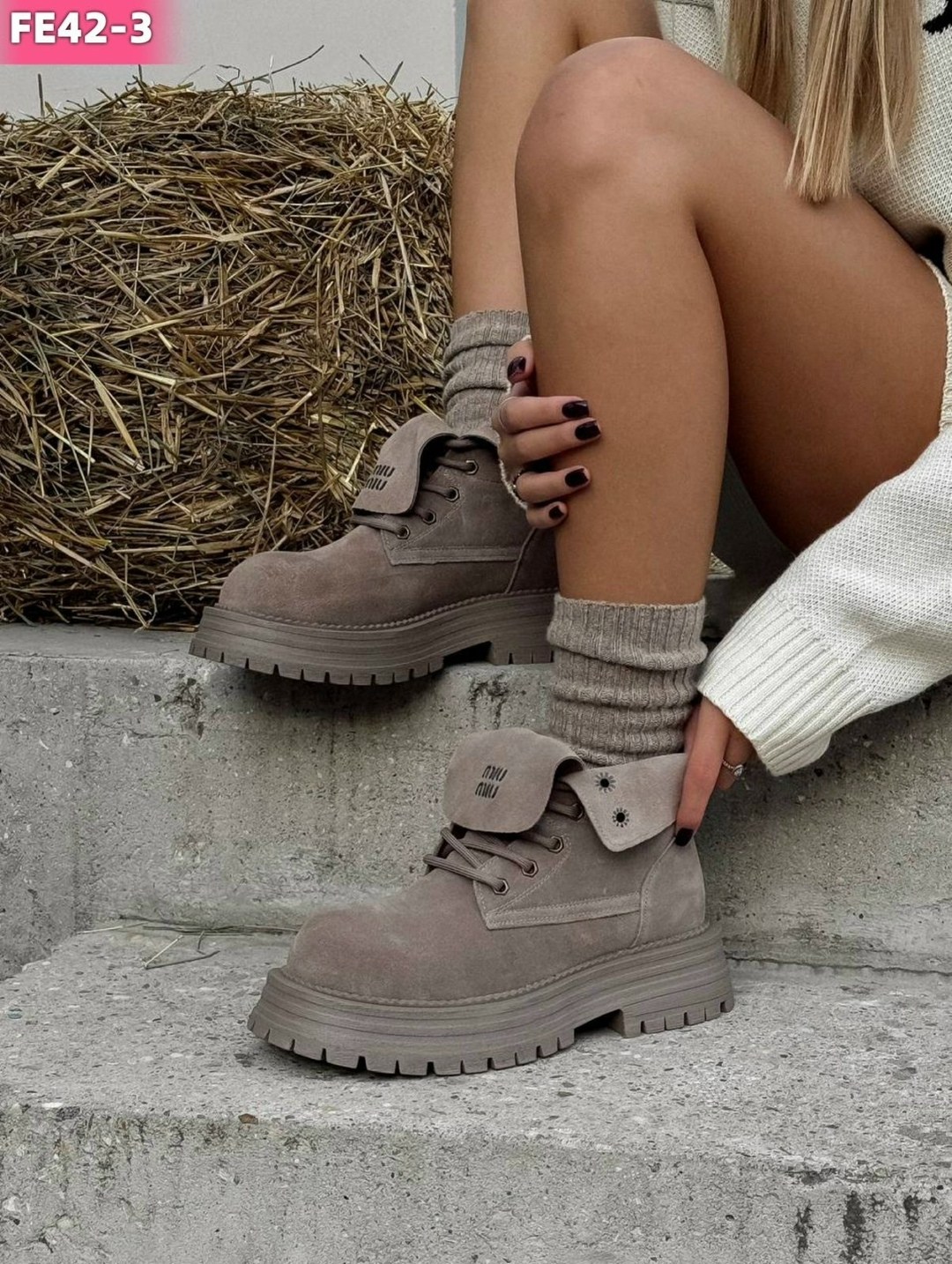 ботинки miu miu с отворотами,ботинки miu miu,ботинки замшевые miu miu,ботинки женские тимберленды,стильные бежевые ботинки