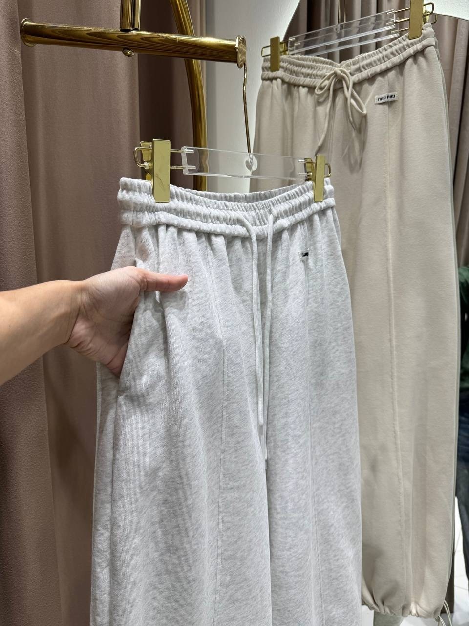 девушка,стильные наряды,casual outfit,женские спортивные штаны,серые спортивные штаны