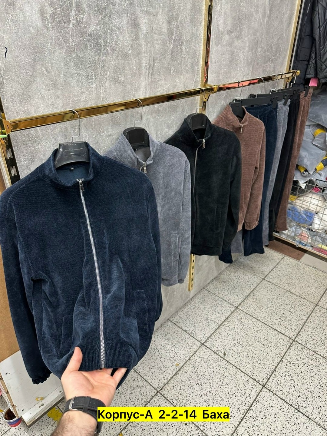 спортивный костюм мужской модный из микровельвета коричневого цвета,спортивный костюм мужской модный из микровельвета бежевого цвета,спортивный костюм из вельвета мужской,спортивный костюм мужской мод