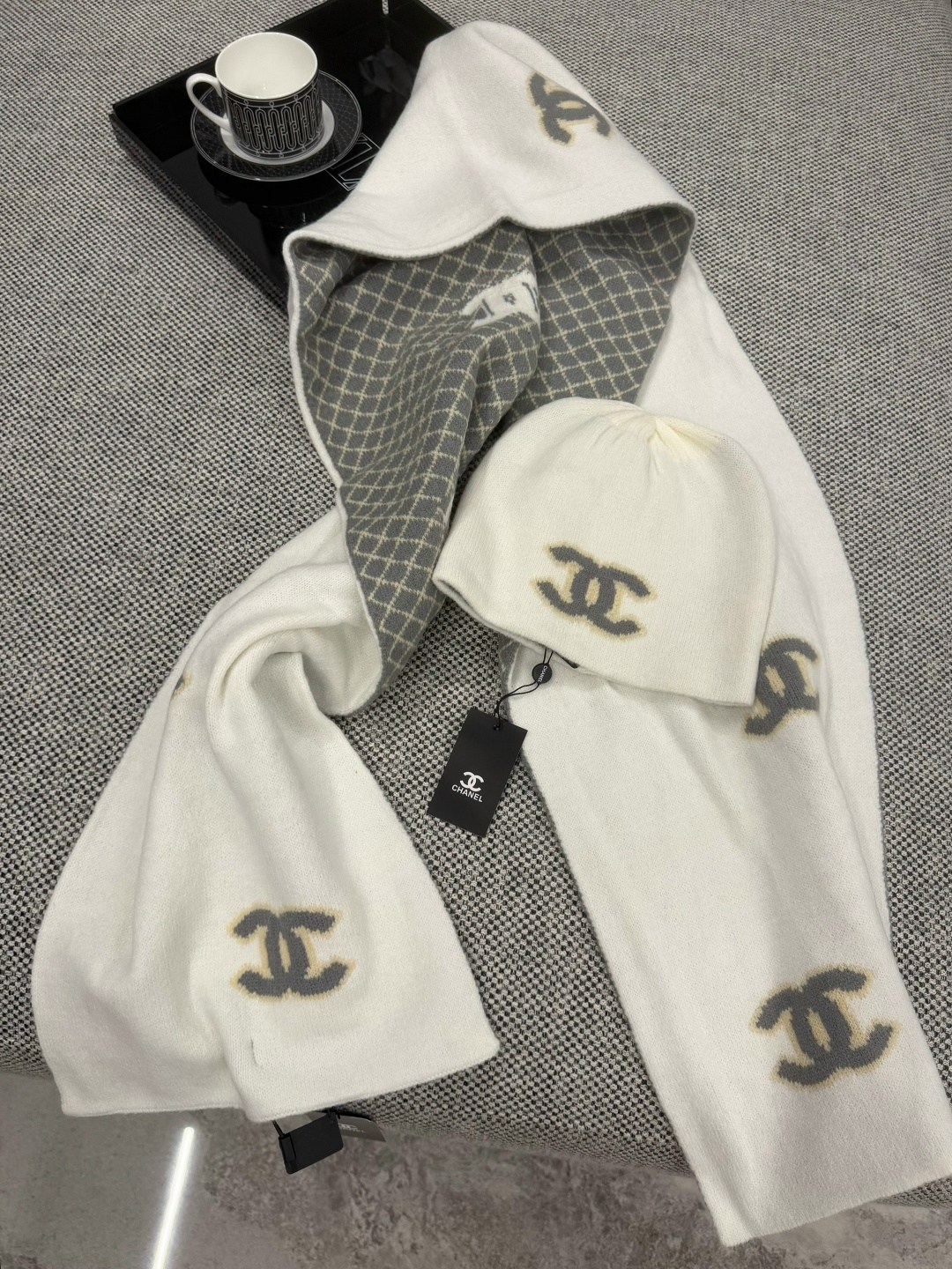 шапка chanel,шарф chanel,зимний комплект из шапки и шарфа chanel,набор шарфов, шапок и перчаток chanel,шарф chanel шапка перчатки