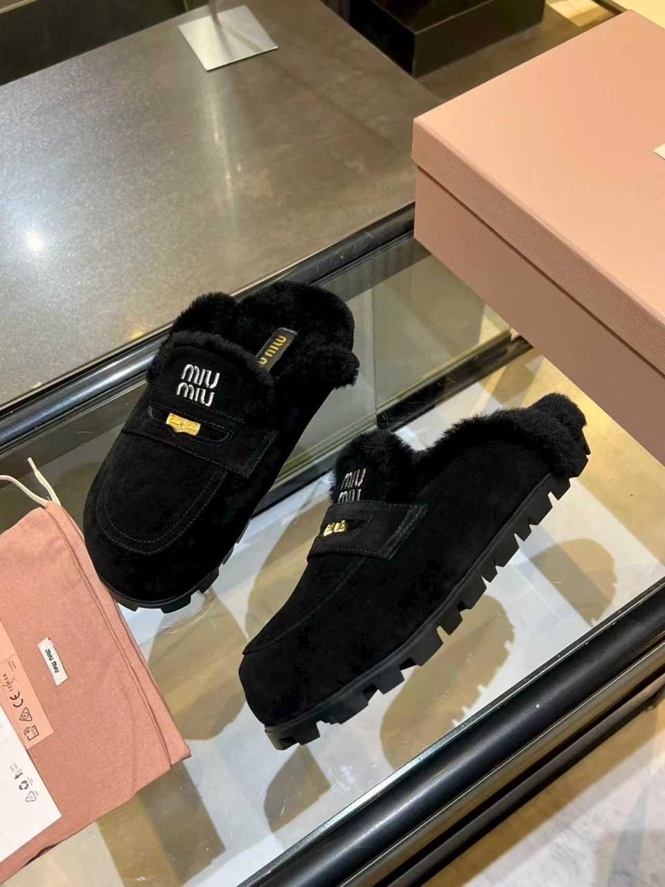 ,мюли женские с мехом,меховые мюли женские,замшевые бежевые мюли с мехом miu miu,меховые мюли