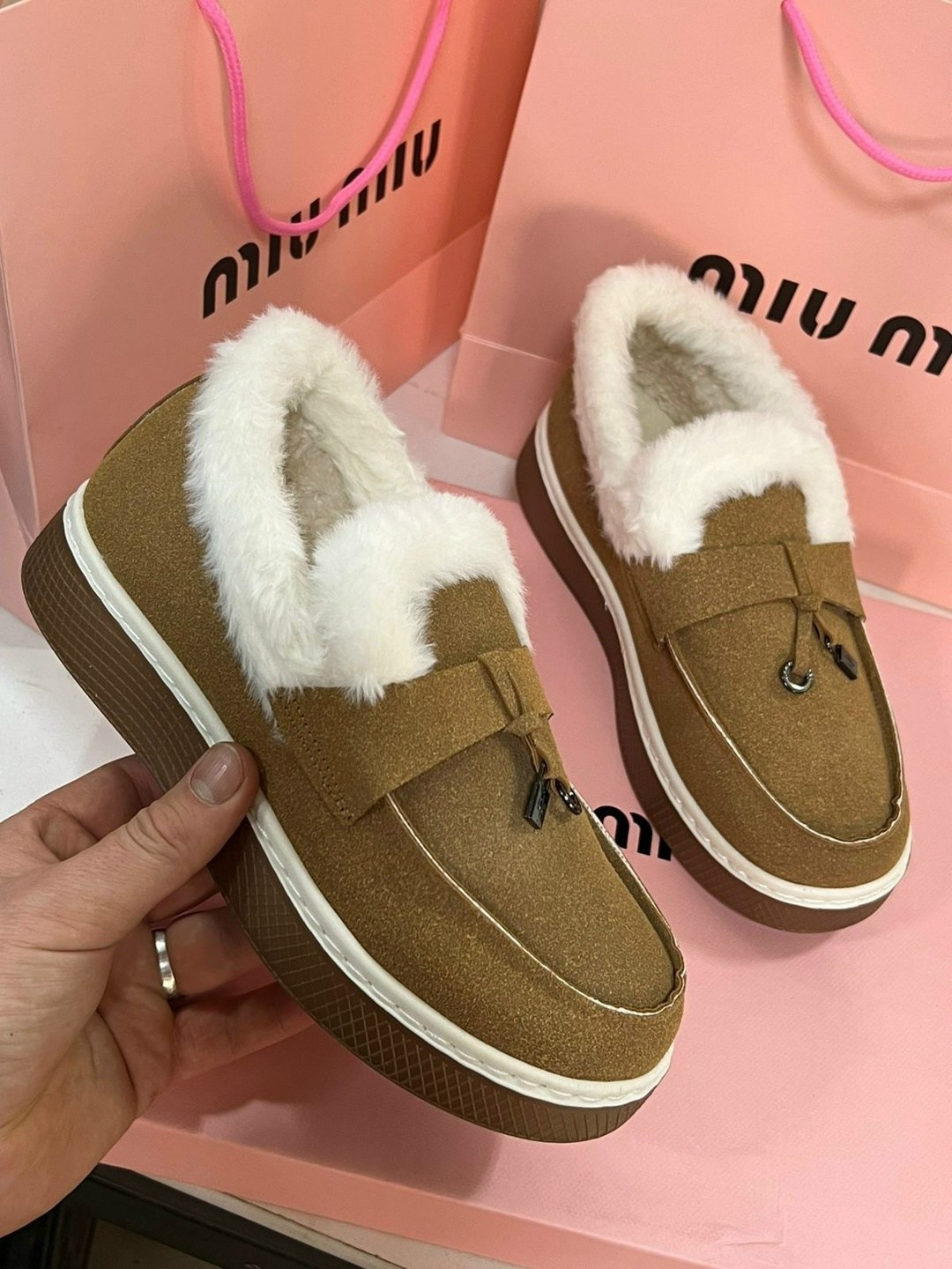 ,лоферы зимние женские,лоферы женские с мехом,туфли-лоферы женские prada a131233 замшевые зимние с мехом коричневые,лоферы prada