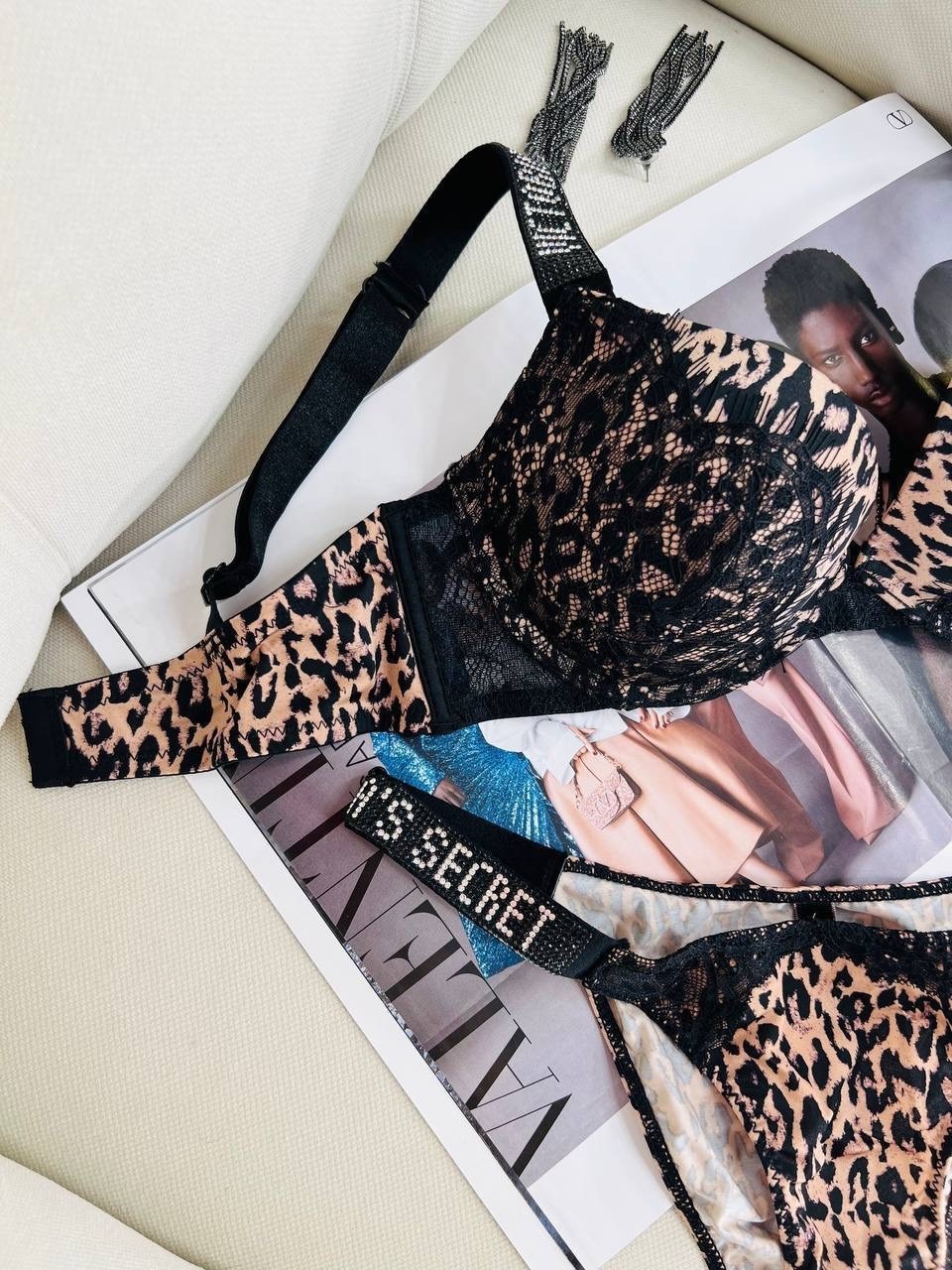 комплект нижнего белья виктория сикрет,комплект нижнего белья со стразами бюстгальтер пушап victoria's secret,комплект нижнего белья,виктория сикрет нижнее белье,белье виктория сикрет со стразами