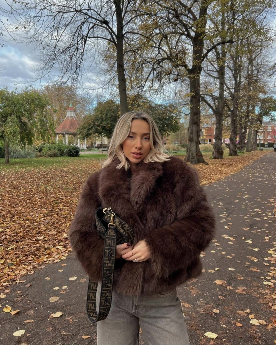 сумка fendi baguette large,сумка fendi baguette,сумка fendi,fendi baguette,сумка женская fendi