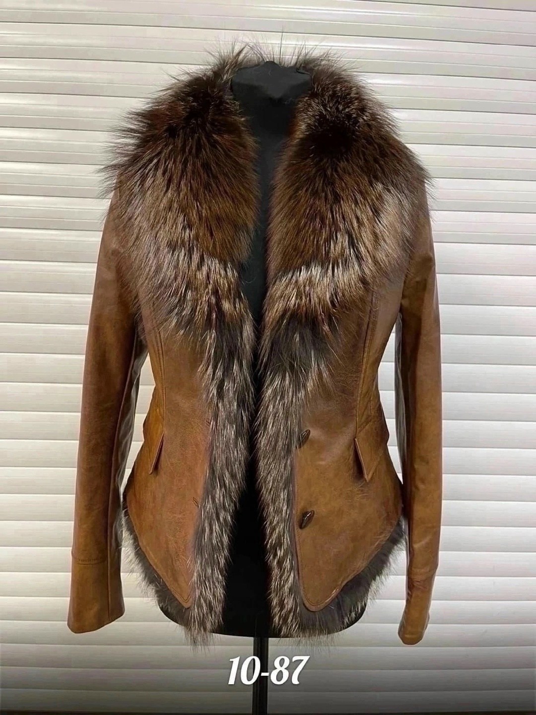 куртка с чернобуркой,куртки из экокожи женские с мехом чернобурки,кожаная куртка с мехом,натуральная кожаная куртка с мехом чернобурки,кожаная куртка с чернобуркой женская