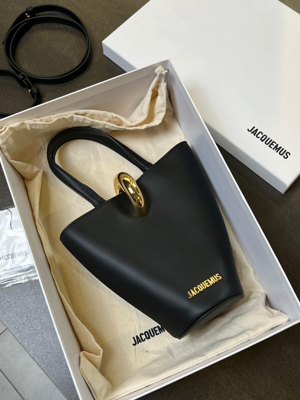 сумка-ведро из кожи le petit bambola jacquemus черный,кожаная сумка-тоут jacquemus le petit bambola черный,сумки jacquemus,сумка ведро,сумка le chiquito moyen jacquemus