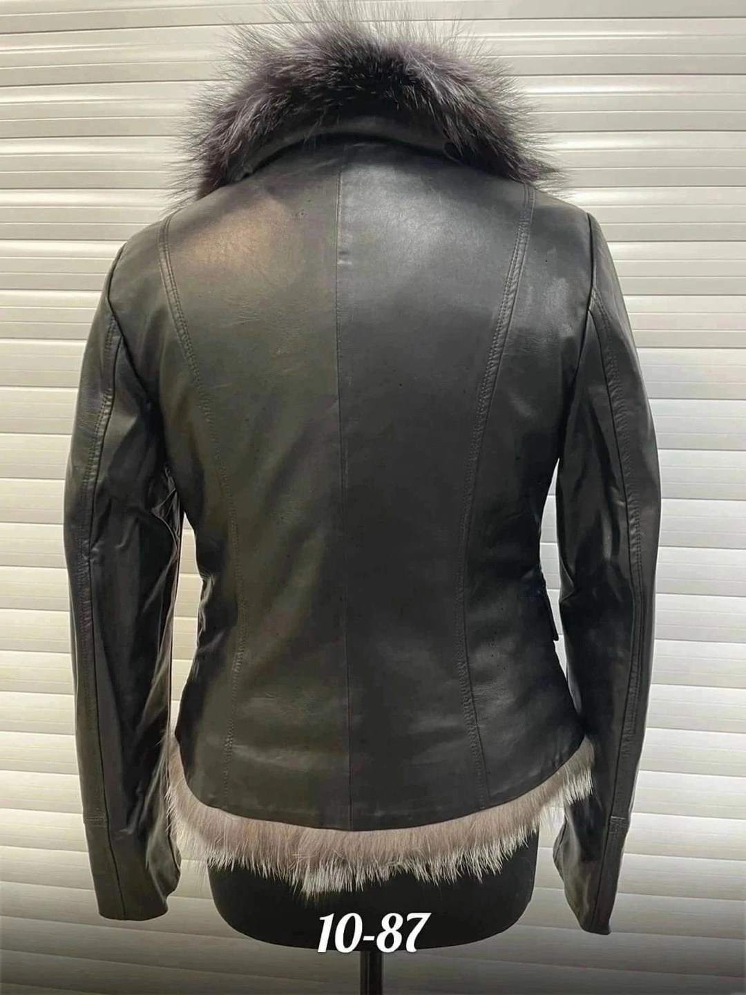 куртка с чернобуркой,куртки из экокожи женские с мехом чернобурки,кожаная куртка с мехом,натуральная кожаная куртка с мехом чернобурки,кожаная куртка с чернобуркой женская